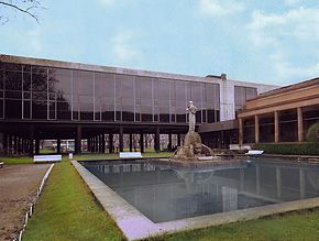 Imagen 1: Vista del edificio moderno, c. 1971.

Imagen 2: Jesús Cañada, presidente de la delegación en Bizkaia de COAVN y Javier Viar, director del museo.