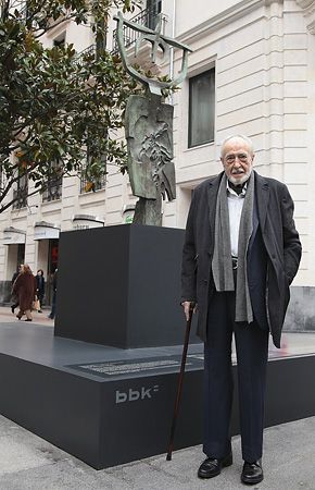 Nestor Basterretxea today visited his sculpture Intxixu (1973. Bronze. 222.7 x 104 x 31 cm), sited outside the head offices of Kutxabank, in the Gran Vía, Bilbao’s main thoroughfare. 

BBK is sponsoring a wide-ranging retrospective exhibition devoted to the highly versatile Basque artist at the Bilbao Fine Arts Museum (25/02/13–19/05/13). 

Featuring more than 200 sculptures, paintings, drawings, works of industrial design and posters, the exhibition, staged in the Museum’s BBK gallery, gives a complete overview of Nestor Basaterretxea’s 60-plus years as an artist. Born in Bermeo, Bizkaia, in 1924, Basterretxea was a major figure in the renewal of Basque sculpture in the 20th century.